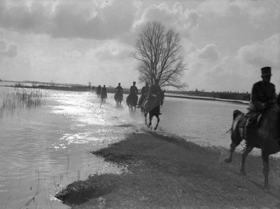 800399 Afbeelding van militairen te paard in de nabijheid van een rivier, vermoedelijk tijdens een oefening.